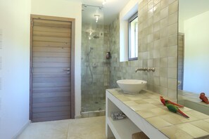 Douche, sèche-cheveux, serviettes fournies, savon