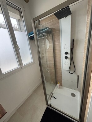 Shower, hair dryer, soap - Duplex Cosy à Floirac - Your Haven of Light and Comfort (floirac)