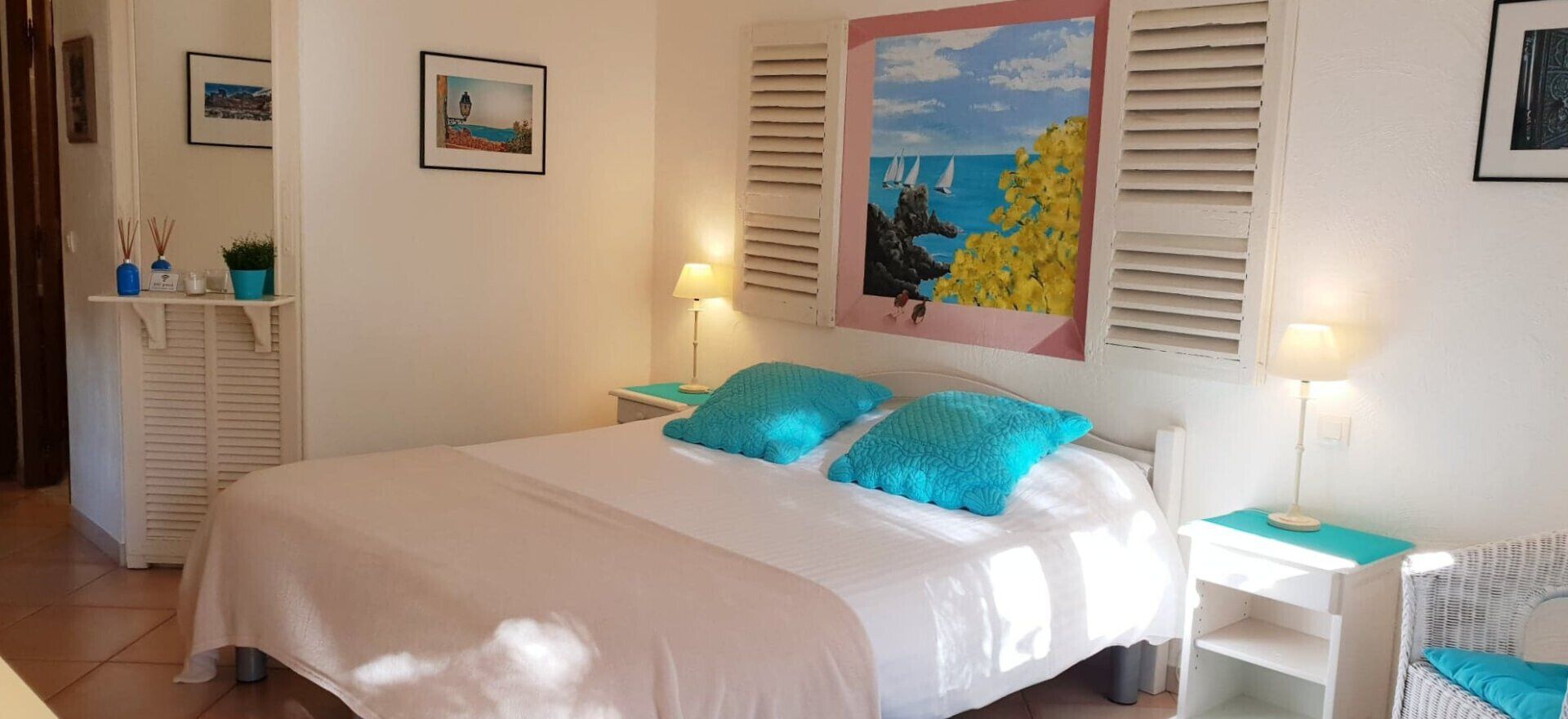 Een strijkplank/strijkijzer, wifi, beddengoed