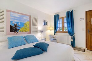 Tabla de planchar con plancha, wifi y ropa de cama 