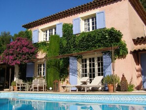 Un bâtiment doté d’une piscine, d’un espace extérieur aménagé et d’une pergola.