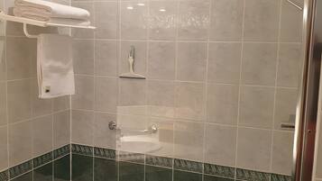 Een douche, een haardroger, handdoeken