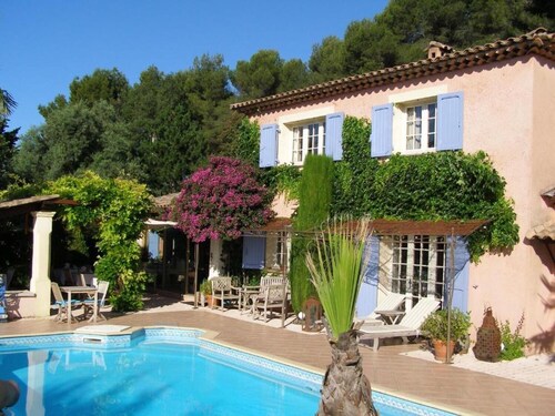 Guest Room 'Violette' with Shared Pool, Wi-Fi, and Air Conditioning