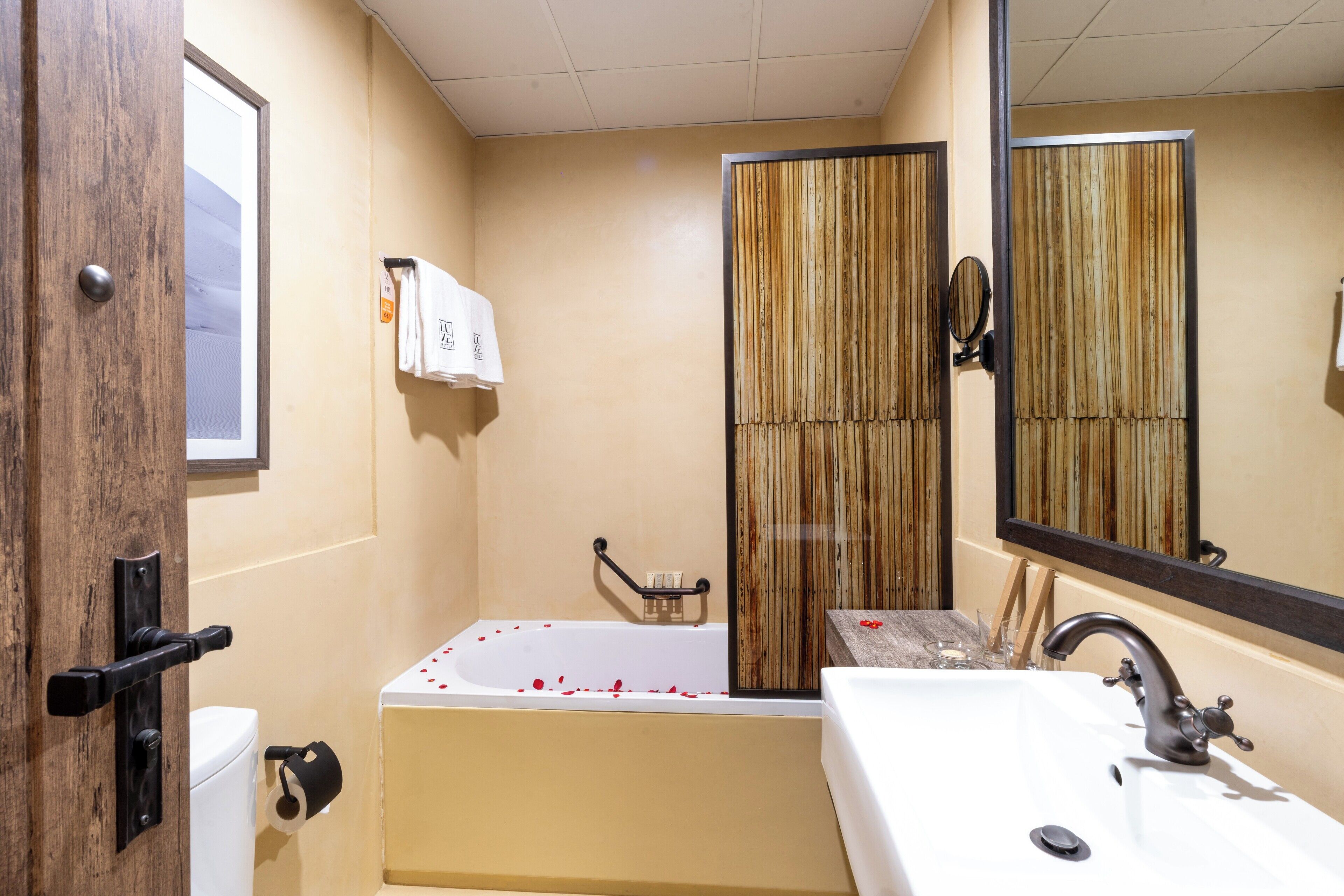 Ein Badezimmer mit Badewanne, Waschbecken, Toilette und Spiegel.