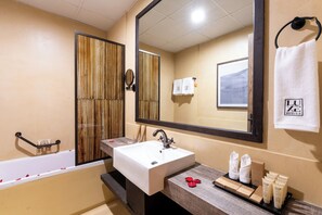 Rainfall showerhead, hair dryer, bathrobes, bidet - The Luxe Retreat Hotel Apartments (Dubai)