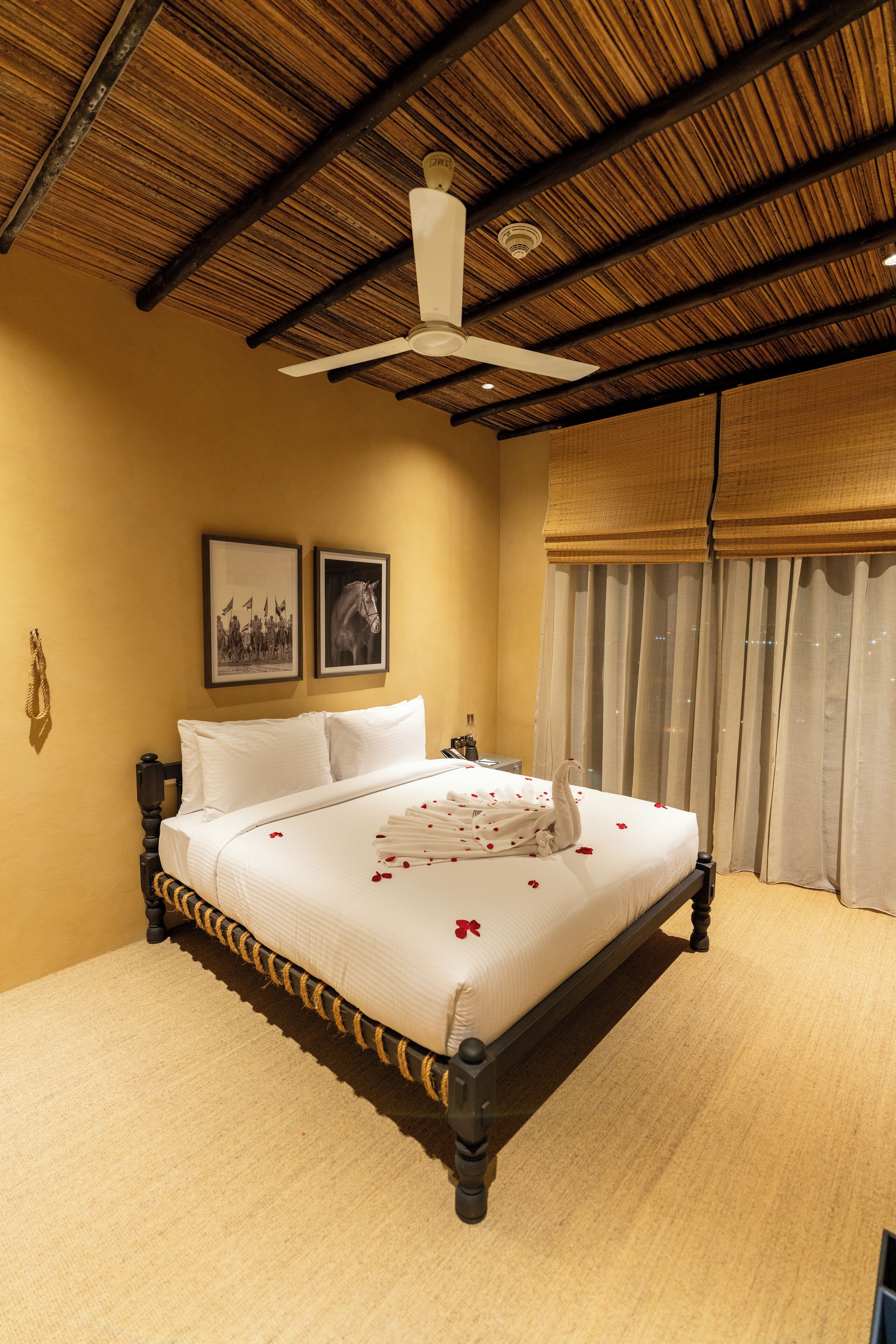 Caja de seguridad en la habitación y tabla de planchar con plancha 