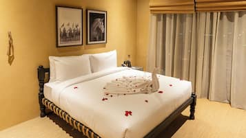 Caja de seguridad en la habitación y tabla de planchar con plancha