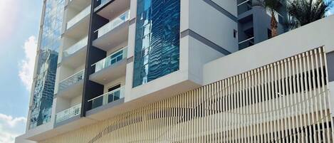 Vista frontal de la propiedad