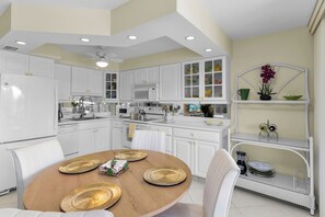 Fridge, microwave, oven, stovetop - 1 Bed Steps to Beach Access & JW Marriott (Marco Island)