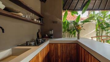 Køleskab, mikrobølgeovn, ovn, kogeplade