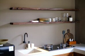 Een koelkast, een magnetron, een oven, een kookplaat
