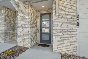 Exterior detail - NEW Modern Interquest Stay • King Bed • Balcony (Colorado Springs)