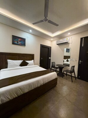 Habitación Deluxe, vista a la ciudad | Tabla de planchar con plancha y wifi gratis 