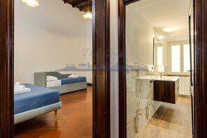 Desk, free WiFi, bed sheets - DEB Suite Campo dè Fiori in the heart of Rome (Roma)