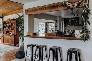 Een oven, een kookplaat, een koffiezetapparaat/waterkoker