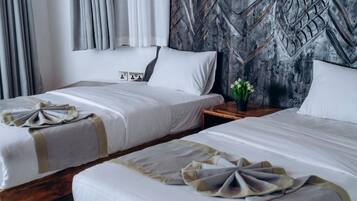 Camera Standard con letto matrimoniale o 2 letti singoli, patio, vista giardino | Una cassaforte in camera, tende oscuranti