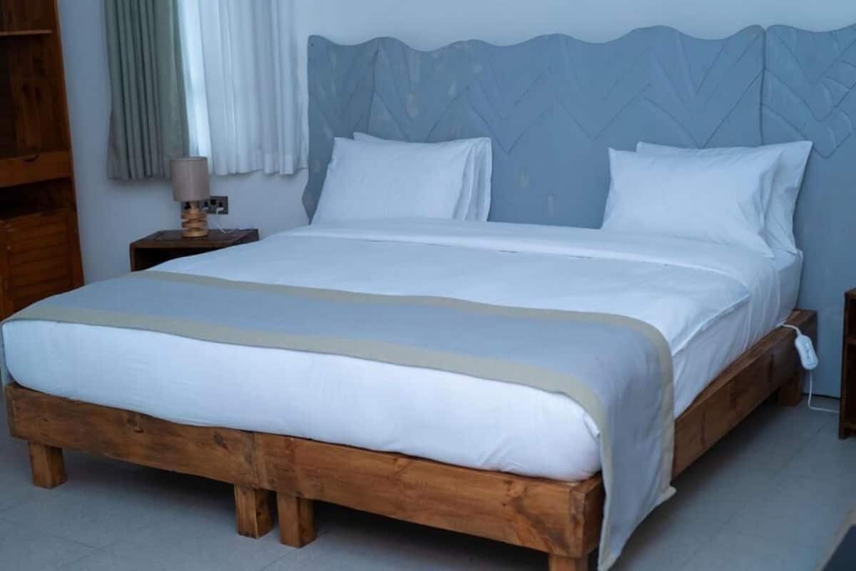 خزنة داخل الغرفة وستائر تعتيم