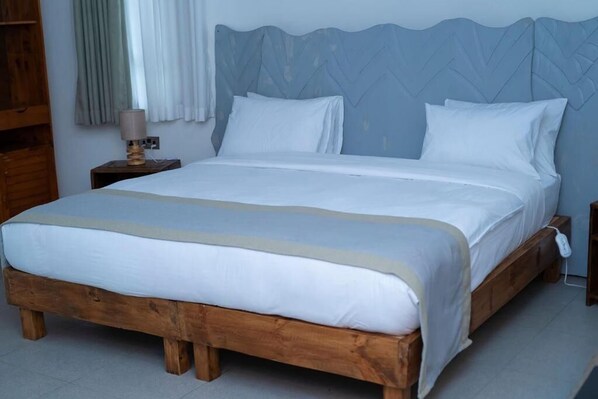 خزنة داخل الغرفة وستائر تعتيم