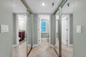 Interior - ☀Directly on the Beach🌴Emerald Isle 304🐬Heated Pool🌞Watch Sunsets Nightly (North Redington Beach)