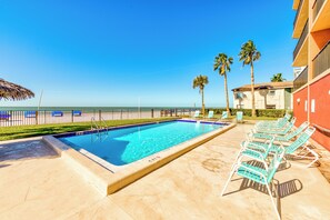A heated pool - ☀Directly on the Beach🌴Emerald Isle 304🐬Heated Pool🌞Watch Sunsets Nightly (North Redington Beach)