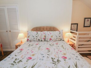 1 bedroom, individually decorated, individually furnished, free WiFi - 6 Church Lane (Llanidloes)