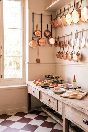 Dining - Chateau in the heart of the South West, ideal for families and friends, up to 25 pax (Sauveterre-Saint-Denis)