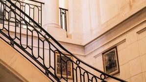 Un magnifique escalier avec des rampes richement décorées et des éléments architecturaux classiques.