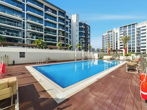 Outdoor pool - Chic Modern Studio in Meydan (Dubai)