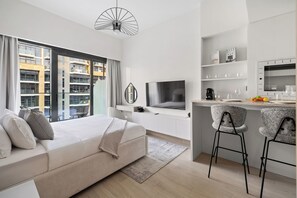 Free WiFi - Chic Modern Studio in Meydan (Dubai)