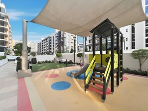Children's play area - outdoor - Chic Modern Studio in Meydan (Dubai)