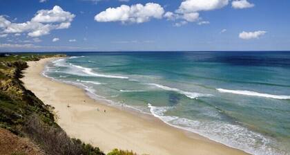 Spacious Coastal Retreat 400m to the Beach