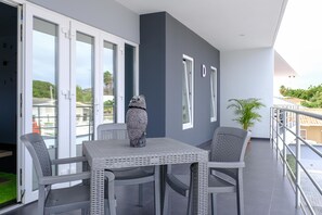 Outdoor dining - TwentyTwo Apartments D - 2 bedroom apartment in beautiful Willemstad with AC (Willemstad)