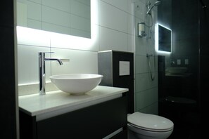Shower, towels, soap, toilet paper - TwentyTwo Apartments D - 2 bedroom apartment in beautiful Willemstad with AC (Willemstad)