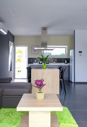 Smart TV - TwentyTwo Apartments D - 2 bedroom apartment in beautiful Willemstad with AC (Willemstad)