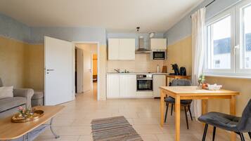 Frigorífico, microondas, horno y placa de cocina