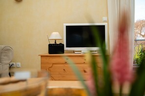 TV, DVD player, stereo - Apartment 'Fewo Cannobio' with Balcony and Wi-Fi (Gengenbach)