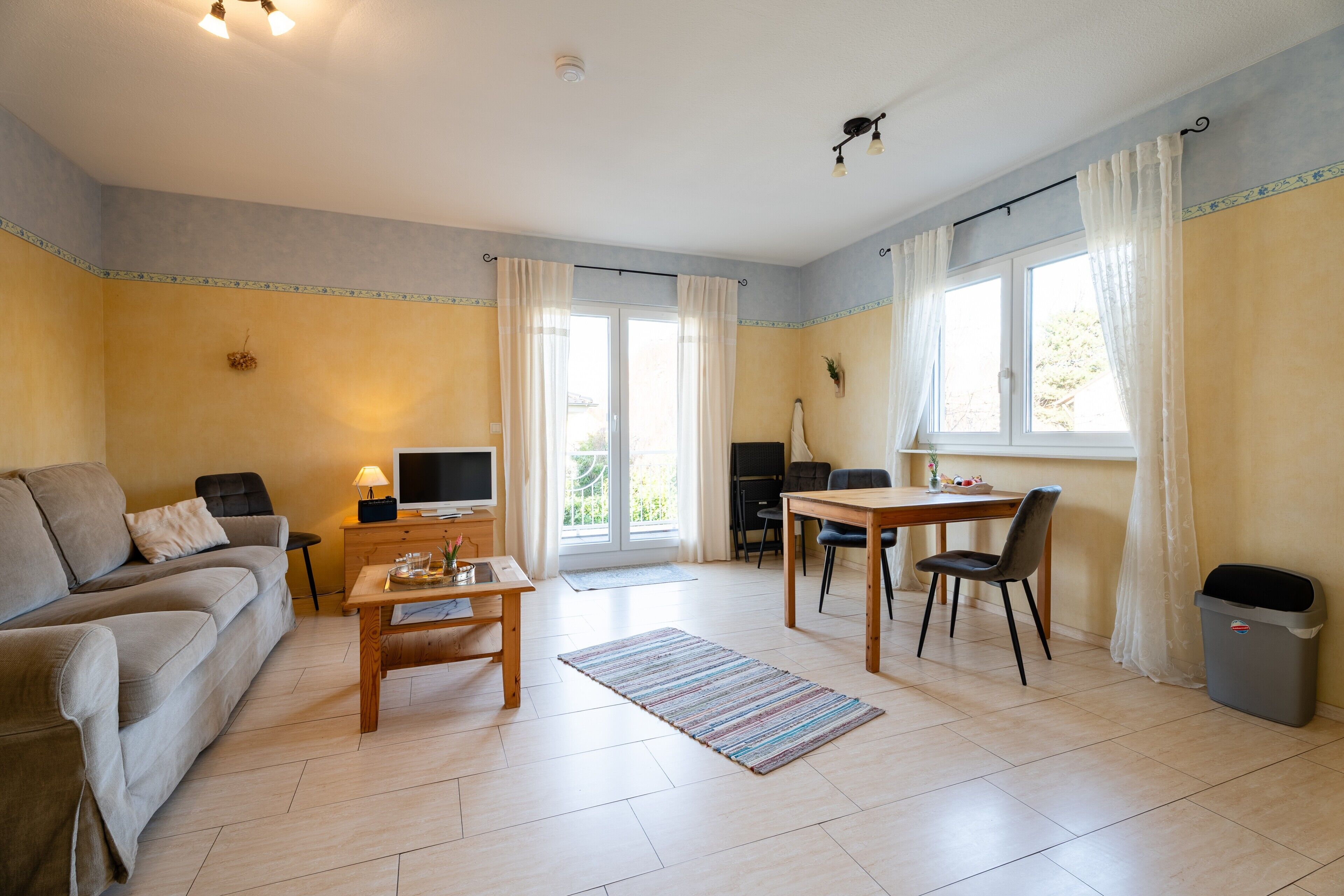 Een televisie, een dvd-speler en een stereo