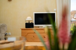 Télévision, lecteur de DVD, chaîne hi-fi