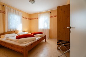 Tabla de planchar con plancha, wifi y ropa de cama 