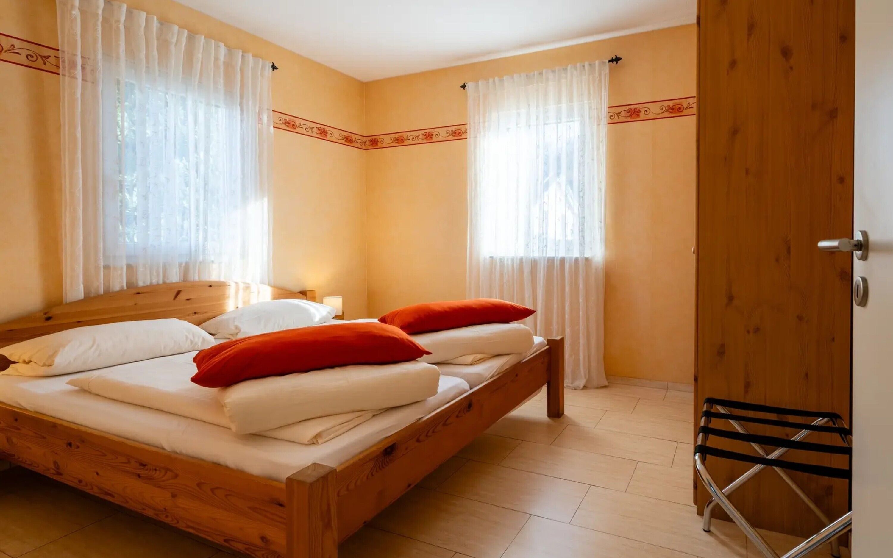 Tabla de planchar con plancha, wifi y ropa de cama 