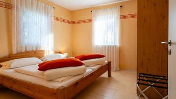 Tabla de planchar con plancha, wifi y ropa de cama