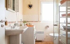 Een douche, een haardroger, handdoeken