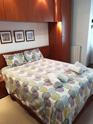 3 bedrooms, iron/ironing board, free WiFi, bed sheets - "Cal Port" - 1st Sea Line - Beach - WiFi (Blanes)