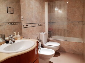 Shower, hair dryer, bidet, towels - "Cal Port" - 1st Sea Line - Beach - WiFi (Blanes)