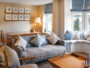 Living area - 3 bedroom accommodation in Salcombe (Salcombe)