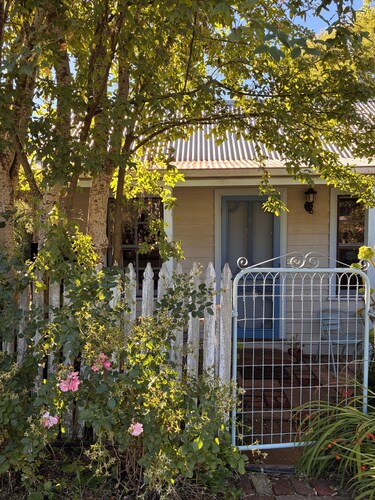 'Forget-Me-Not Garden Cottage.' A classic and cosy cottage, close to town.