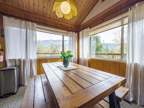 Dining - Yosemite Cabin,Mountain View’s, 30 miles from Yosemite entrance,1 king, 2 queens (Mariposa)
