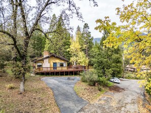 Exterior - Yosemite Cabin,Mountain View’s, 30 miles from Yosemite entrance,1 king, 2 queens (Mariposa)