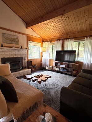 TV, fireplace - Yosemite Cabin,Mountain View’s, 30 miles from Yosemite entrance,1 king, 2 queens (Mariposa)