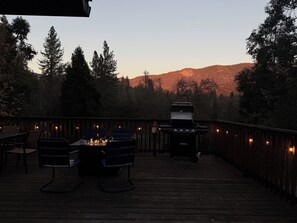 Outdoor dining - Yosemite Cabin,Mountain View’s, 30 miles from Yosemite entrance,1 king, 2 queens (Mariposa)